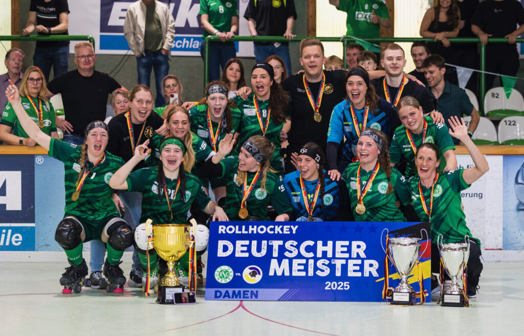 Das Team der Dörper Cats vor den Fans nach dem Gewinn der Deutschen Meisterschaft im Senioren ROllhockey der Damen